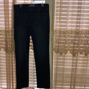 Levi mid rise skinny.